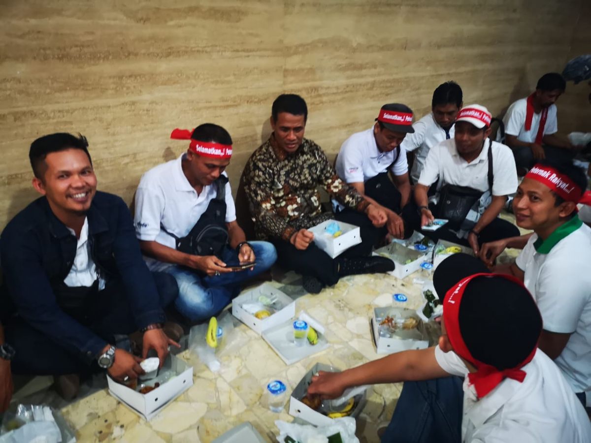 Mentan Amran Redam Demo dan Makan Lesehan bersama Peternak