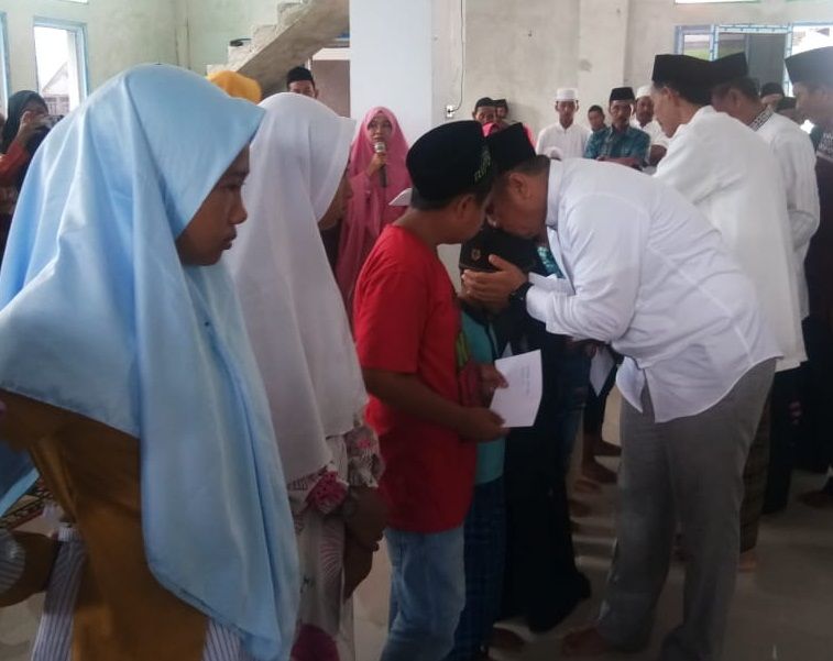 Wabup Serahkan Santunan Kepada Anak Yatim Piatu dan Duafa