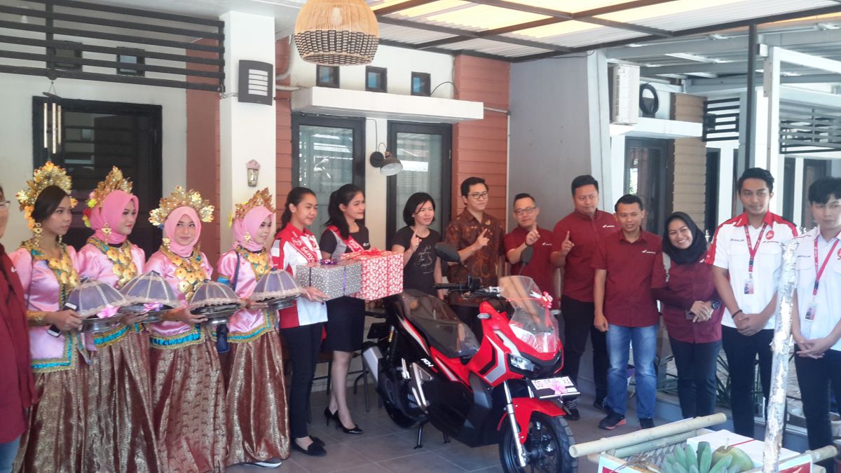Antar Motor Pelanggan, Manajemen Astra Motor Makassar Bawa Walasuji Diiringi Baju Bodo