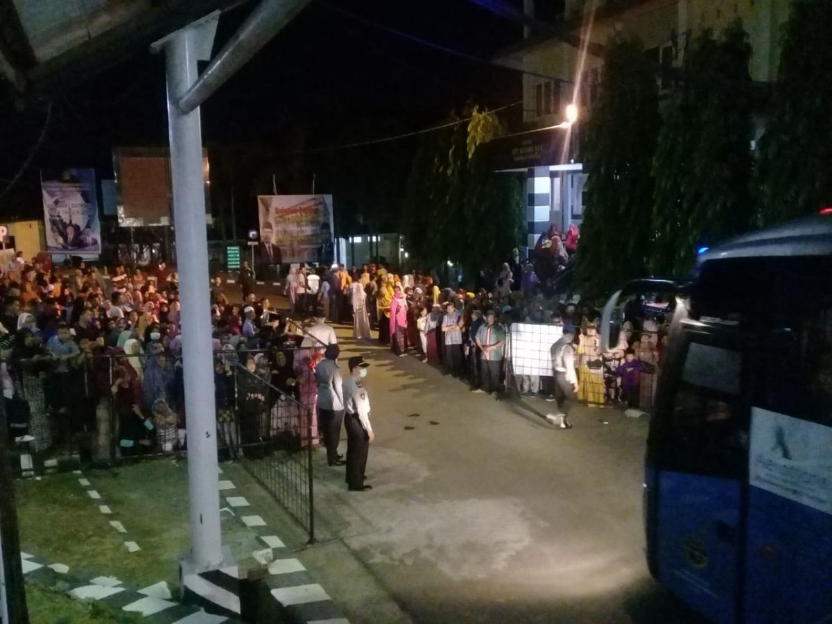 Keluarga Jemaah Haji Kloter 21 Papua Barat Padati Asrama Haji