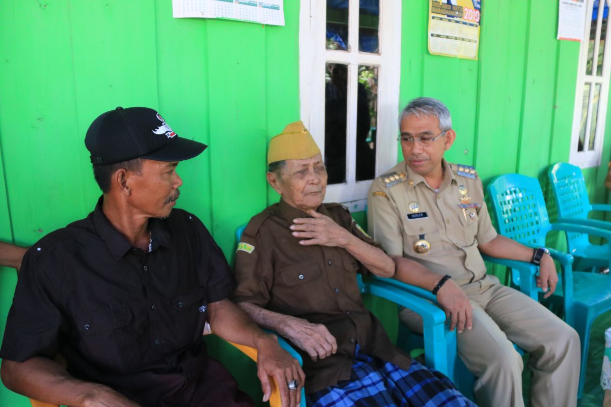 Husler Serahkan Bantuan Sosial Bagi Korban Kebakaran dan Disabilitas