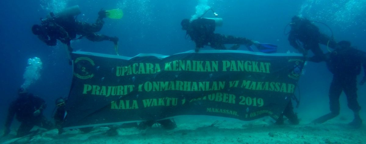 Marinir Upacara Kenaikan Pangkat di Kedalaman Laut 20 Meter