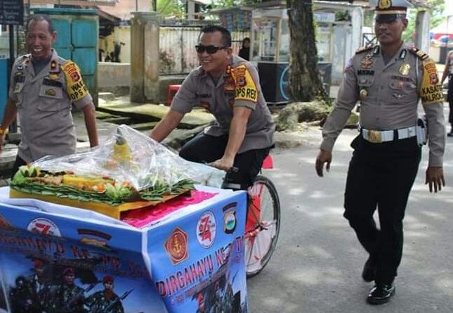 Gunakan Becak, Kapolres Lutra Antar Nasi Tumpeng HUT TNI ke-74 ke Koramil