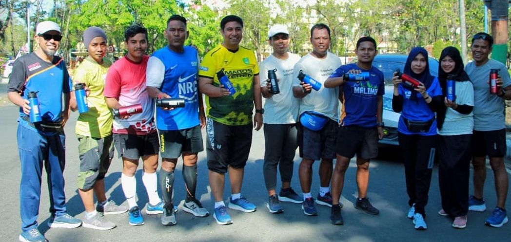 Chaidir Syam Bagi-bagi Tumbler Ke Pelari Maros