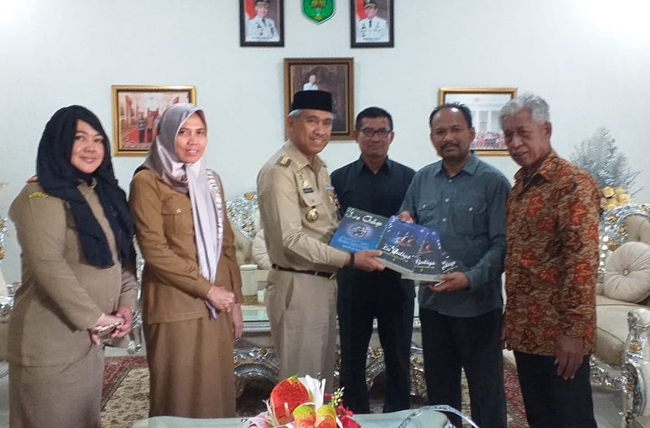 Sukseskan FKN XIII, Bupati dan Forkopimda Lutim Terima Penghargaan