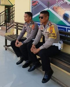 Lantas Polres Lutra Layani Masyarakat dengan Tulus