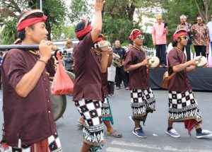 1.11 foto lutim tampilkan Lutim Tampilkan Aneka Pakaian Adat di Karnaval Budaya Expo Sulsel