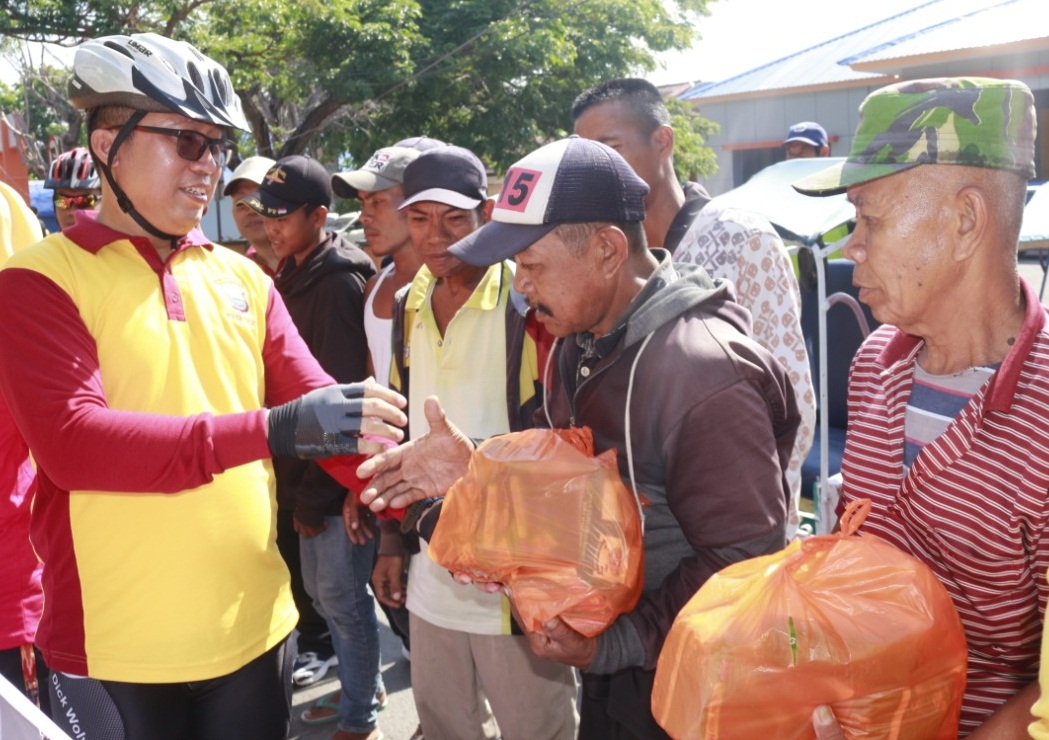 Kapolres Bantaeng Bagi Sembako ke Tukang Becak