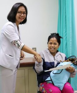 Disdukcapil Lutim Serahkan Akta Kelahiran di RS. Awal Bros Sorowako