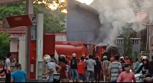 Mobil Tangki Pertamina Terbakar di SPBU Masjid Raya