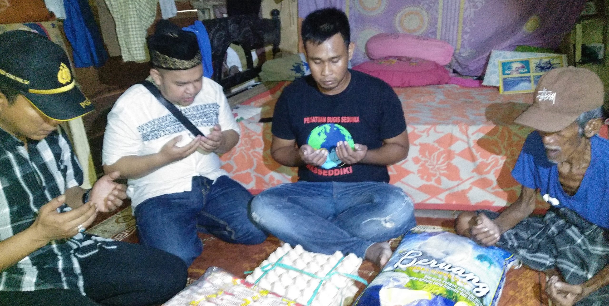 Dua Kakek Miskin di Wajo Dapat Bantuan dari At-Taubah Peduli