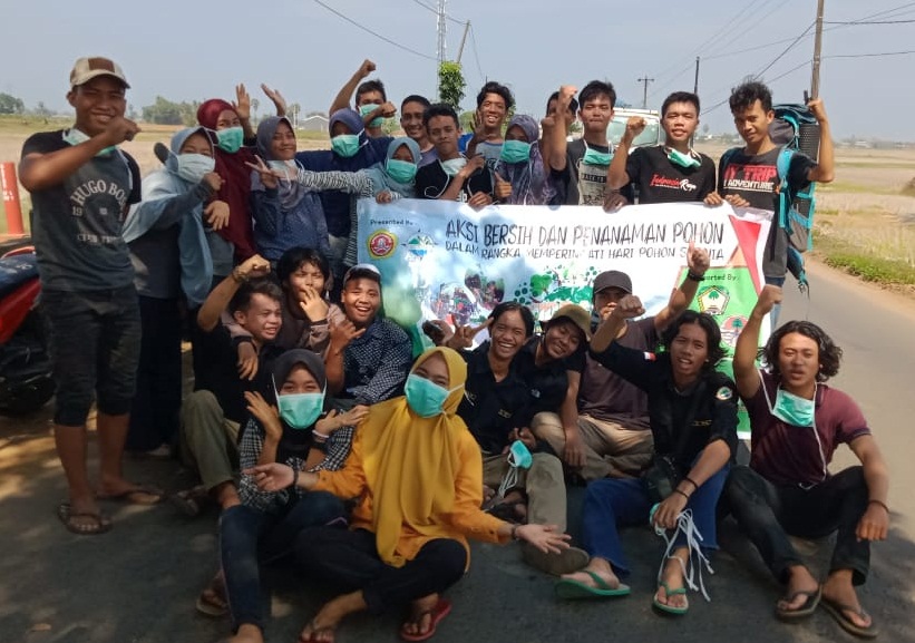 Tanam Pohon dan Aksi Bersih, Pemuda Desa Kanjilo Merawat Lingkungan
