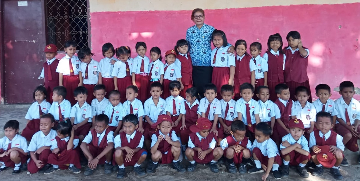 Murid Berikan Kado Buat Guru di Hari Guru Nasional