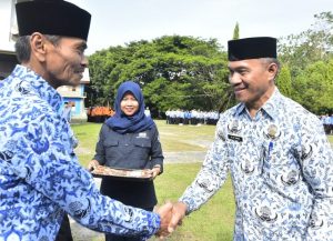 Pimpin Upacara HUT KORPRI, Wabup Serahkan 5 SK Pensiun BUP, Ini Pesannya