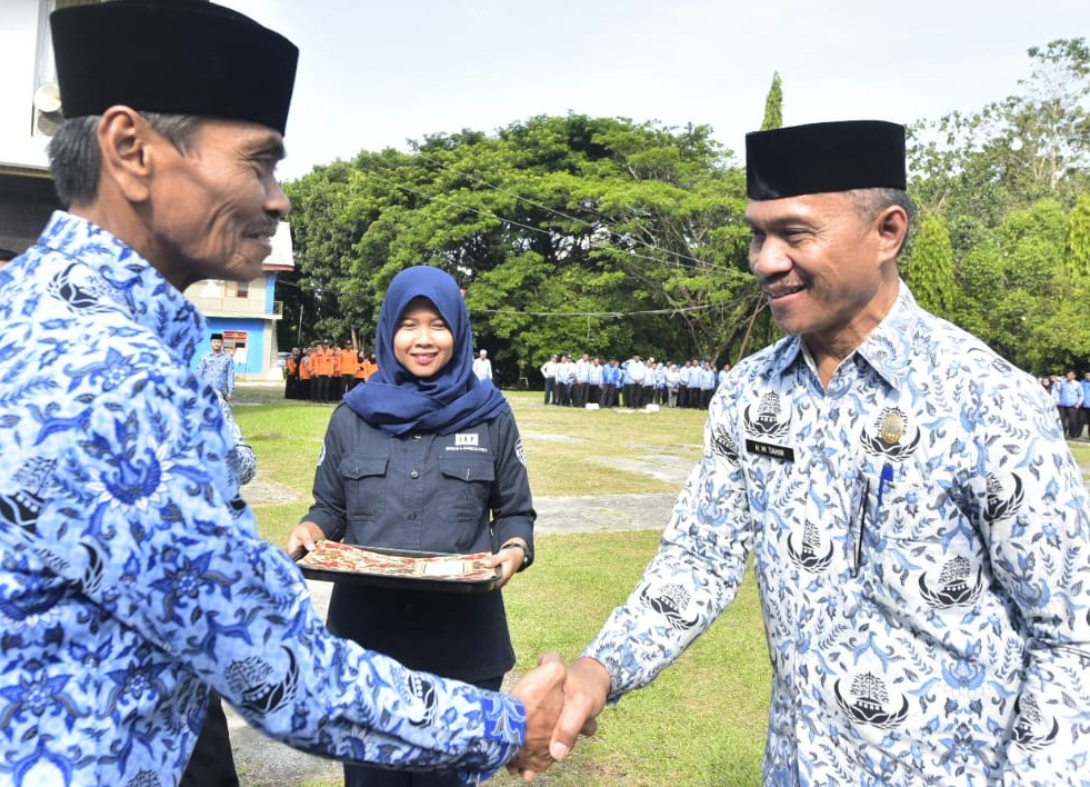 Pimpin Upacara HUT KORPRI, Wabup Serahkan 5 SK Pensiun BUP, Ini Pesannya