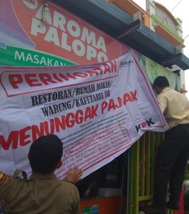 Penurunan Spanduk Tunggakan Pajak Aroma Palopo Bersoal Penurunan Spanduk Tunggakan Pajak Aroma Palopo Bersoal