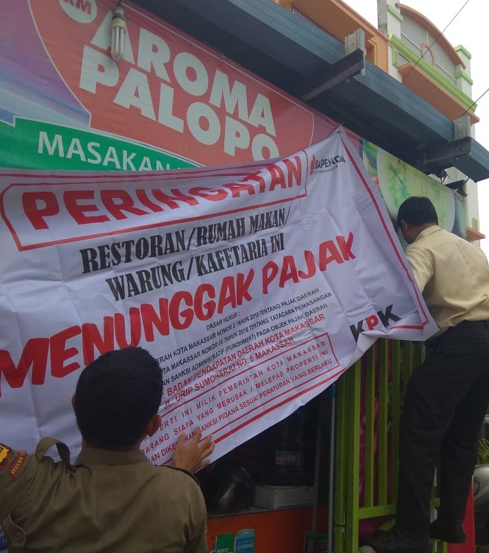 Penurunan Spanduk Tunggakan Pajak Aroma Palopo Bersoal
