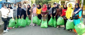 6.11 foto enrek sampah Peduli Lingkungan,IWAPI Enrekang Terapkan Gerakan Pungut Sampah Plastik