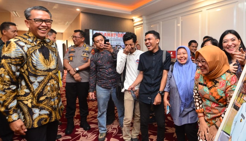 Ulang Tahun, Gubernur NA Dapat Kejutan dari Wartawan