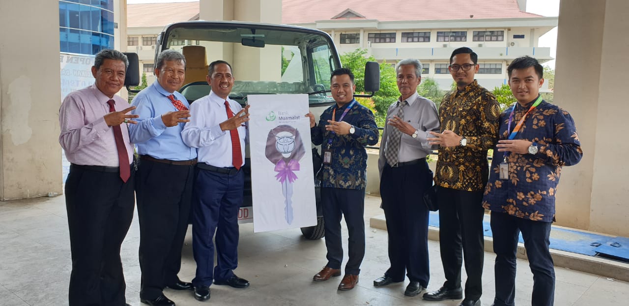 Program TPB, BMI Serahkan Tiga Mobil ke Kampus Unismuh Makassar