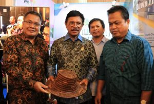 Menkominfo Kunjungi Stand Luwu Timur