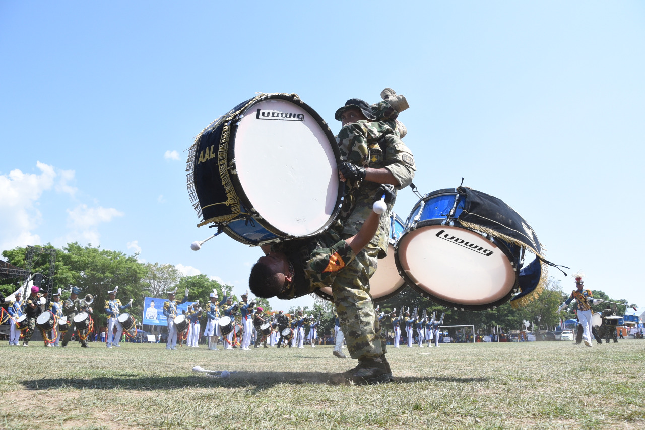 Atraksi Drumband Ini Pukau Ribuan Guru di Barru