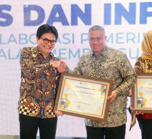 Kiri Mohamad Farhan Anggota DPR RI Kanan M. Feriadi “Kado” Kemenkominfo Jelang HUT JNE Ke-29