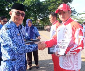 Pemkab Gowa Serahkan Bonus ke Atlet Berprestasi