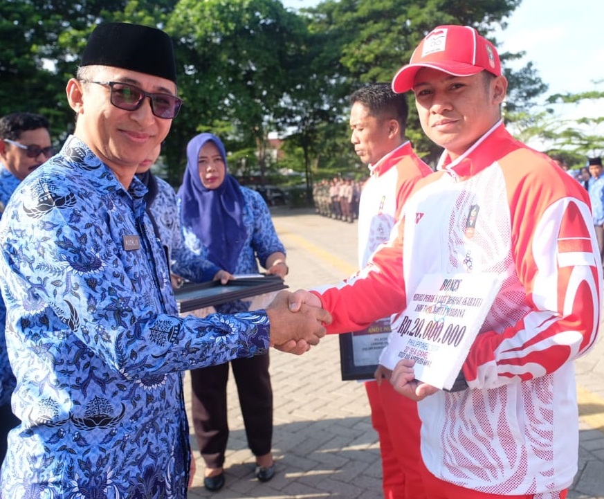 Pemkab Gowa Serahkan Bonus ke Atlet Berprestasi