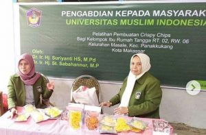 Dosen UMI Latih IRT Produksi Cemilan dari Bahan Baku Pertanian