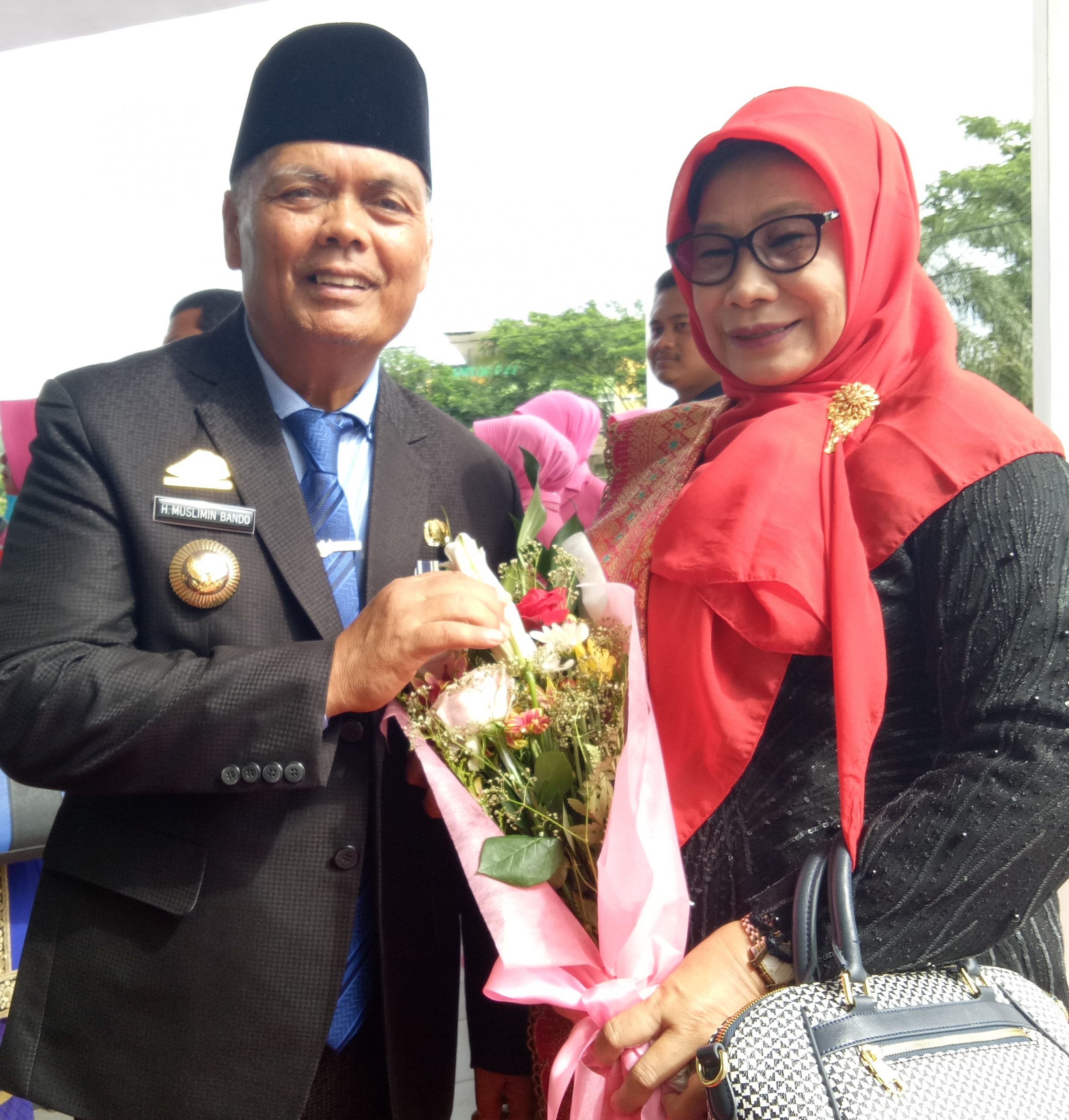 PHI Diwarnai Penyerahan Bunga dan Pemotongan Tumpeng