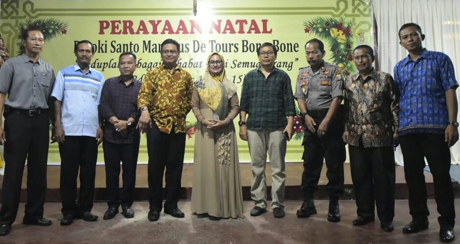 Bupati Lutra, Hadiri Malam Natal di Gerja Katolik
