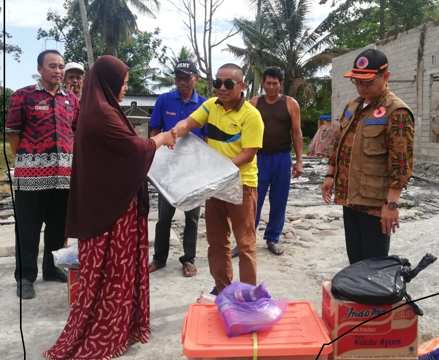 Kalaksa BPBD Lutra Antar Bantuan ke Korban Kebakaran