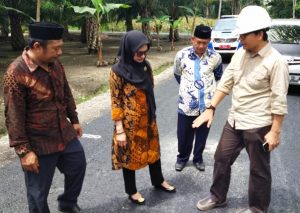 29.12 foto lutra indah pantau Bupati Lutra, Kadis PUPR dan DPRD Tinjau Pengaspalan AC-BC