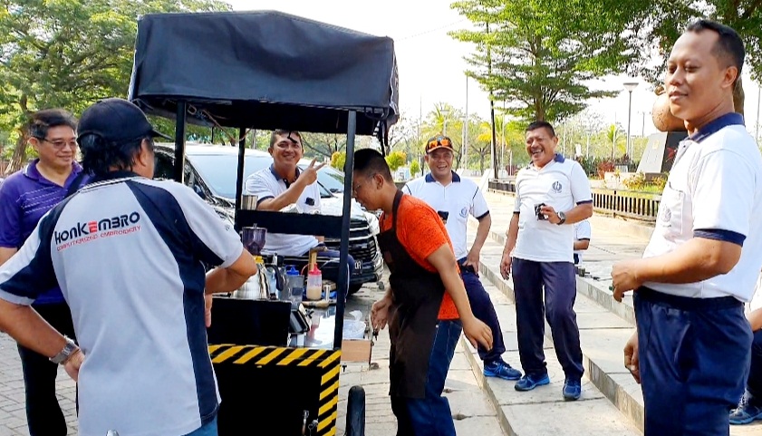 Lantamal VI Bersihkan Pantai Losari, Pedagang Makanan Kecipratan Rezeki