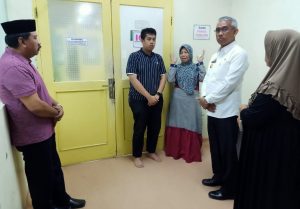Bupati dan Wabup Jenguk Sekdis PMPTSP Lutim di RS Wahidin