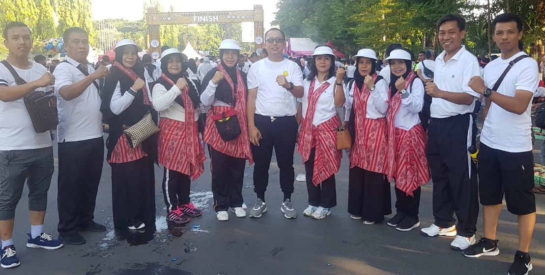 Kapolres Bantaeng dan Ketua Bhayangkari Meriahkan Jalan Sehat
