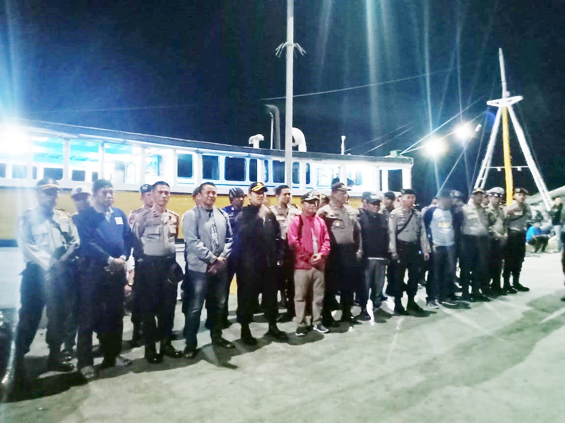 Kapolres Selayar Kawal Distribusi Logistik Pilkades ke Pulau