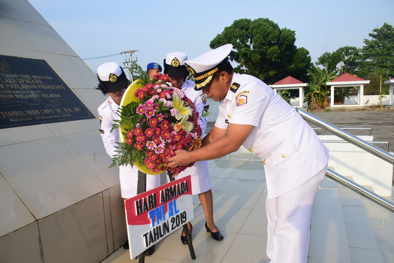 Lantamal VI Menziarah Pusara Pahlawan di TMP Panaikang