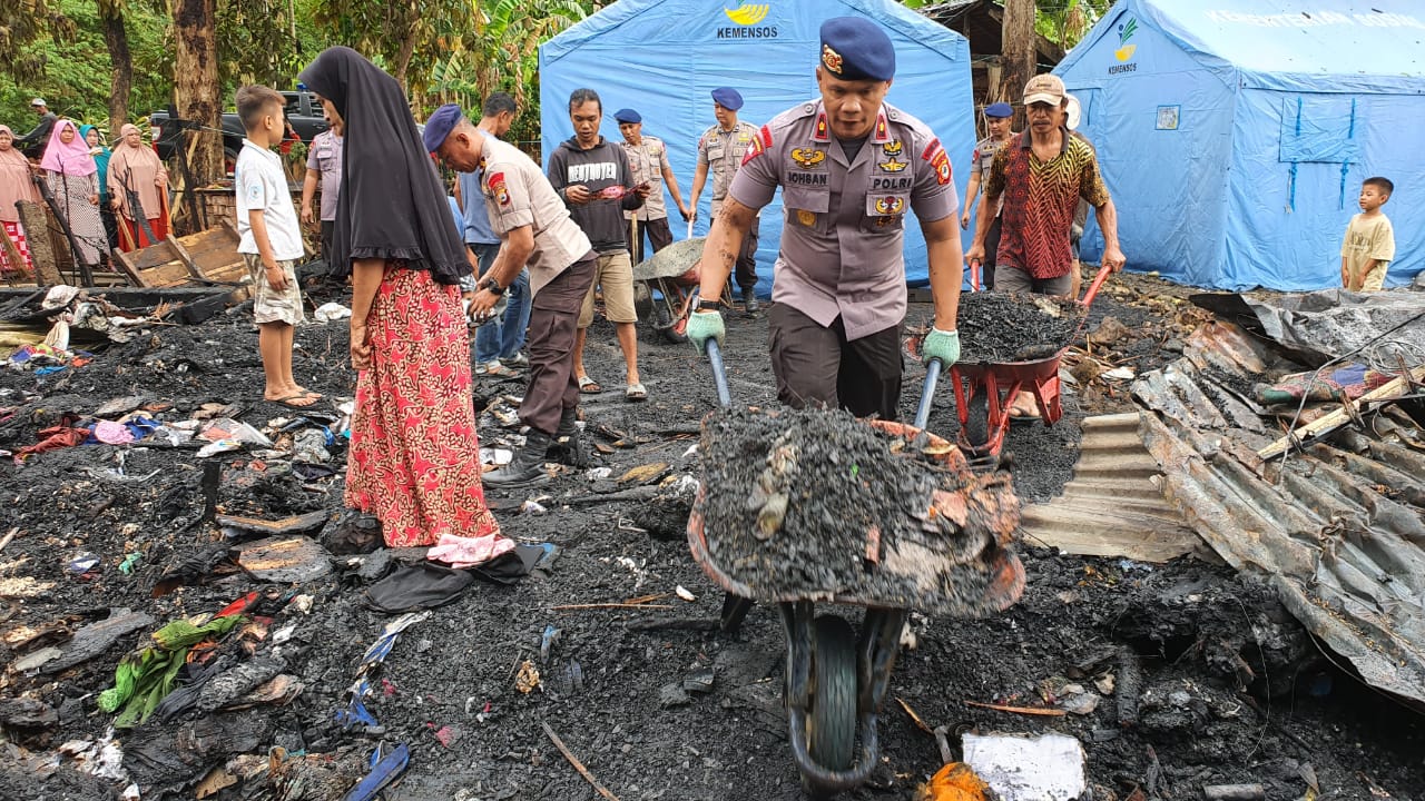 Personel Brimob C Pelopor Bersihkan Puing Kebakaran di Bone