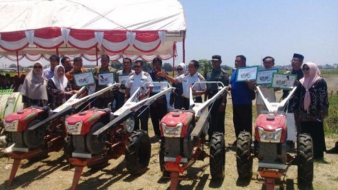 DP2 Makassar Serahkan Bantuan ke Petani
