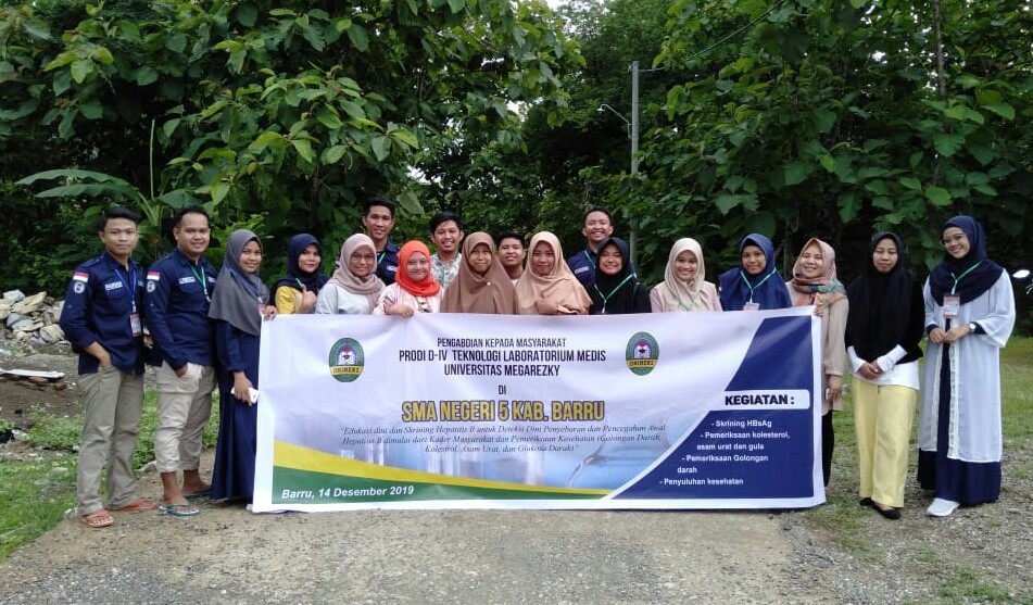Dosen dan Mahasiswa Prodi D-IV TLM Universitas Megarezky Gelar PKM di SMAN 5 Barru