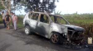 Mobil Terbakar di Tanasitolo, Kerugian Ratusan Juta