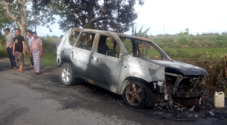 Mobil Terbakar di Tanasitolo, Kerugian Ratusan Juta