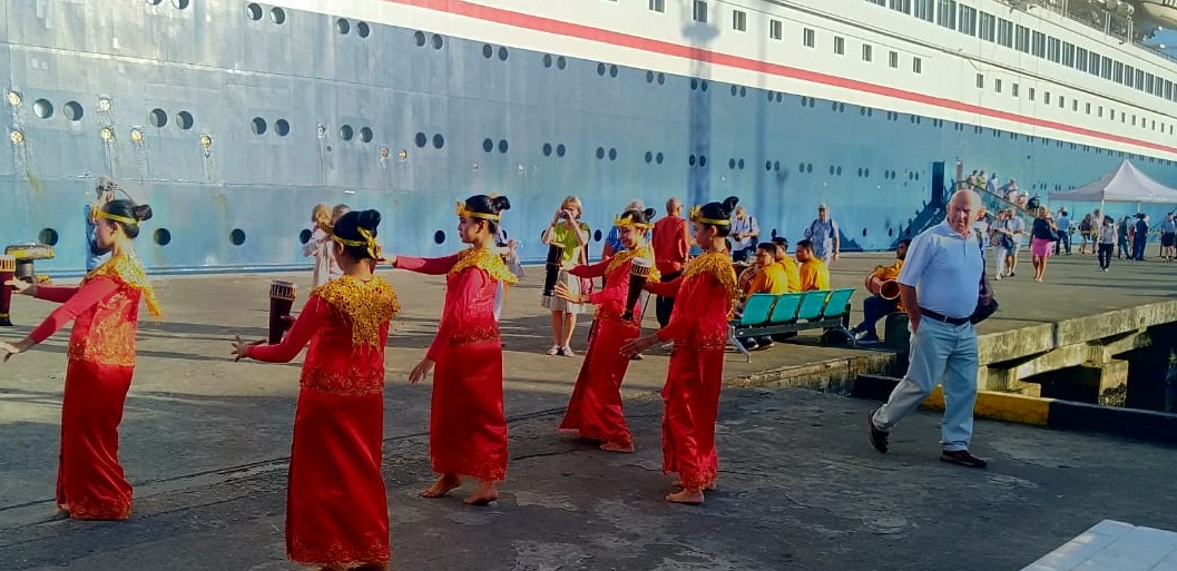 Kapal Pesiar MV Boudicca Sandar di Pelabuhan Ambon