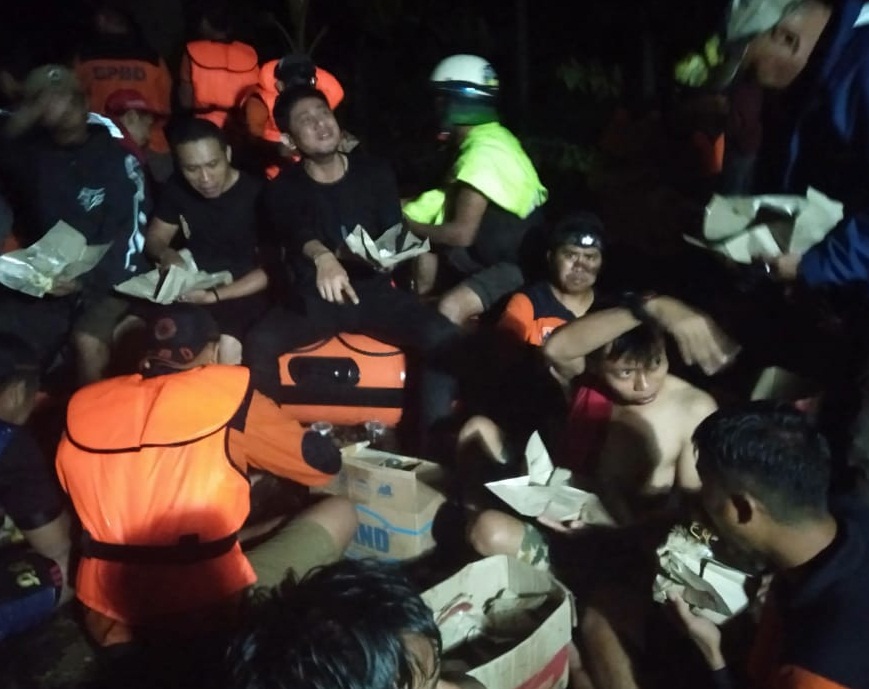 Baznas Salurakan 300 Nasi Bungkus Bagadang di Lokasi Banjir Bandang