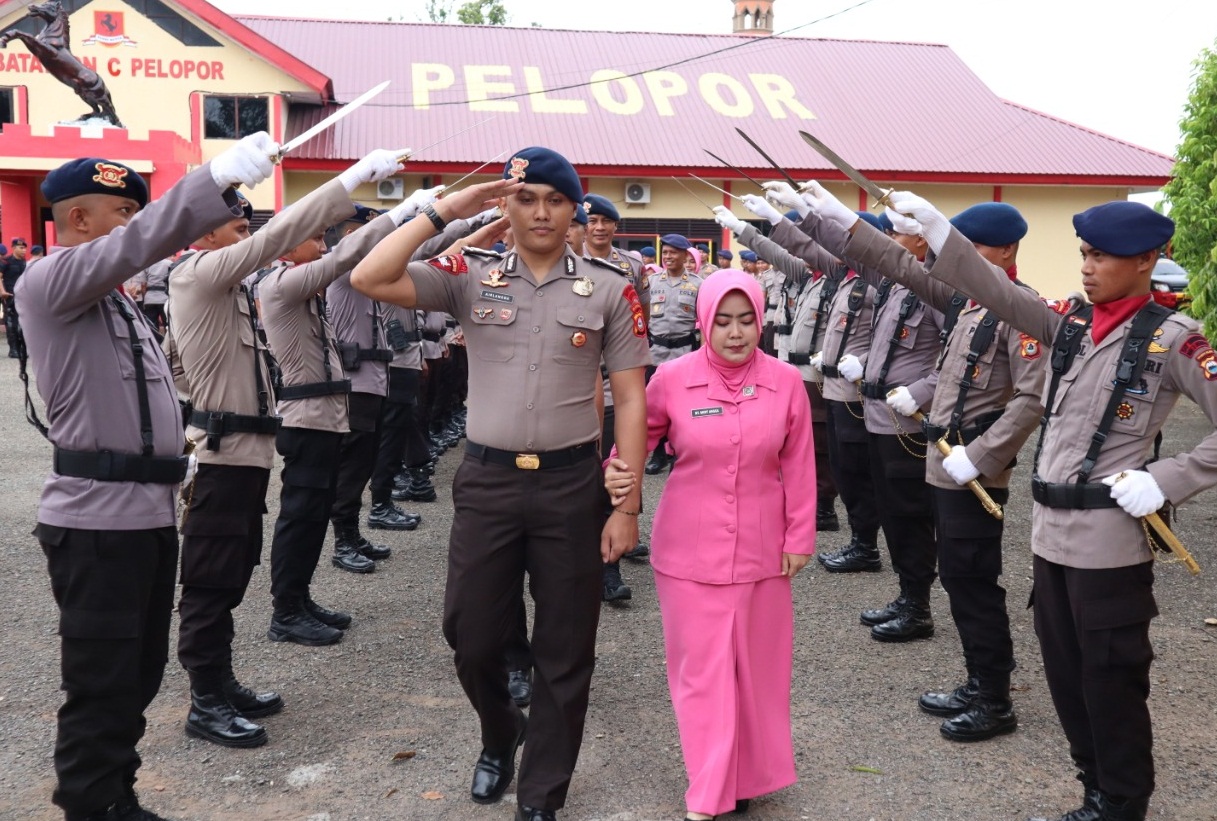 Pedang Pora Warnai Pelepasan Dua Personel Terbaik Batalyon C Pelopor