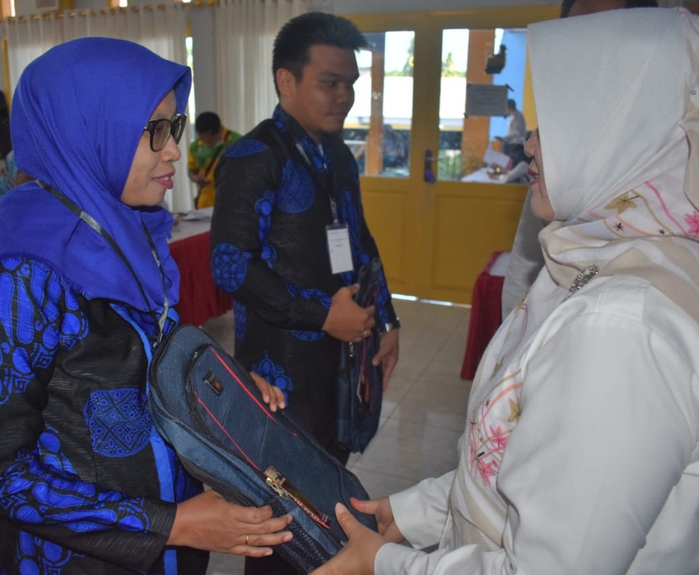 Wabup Sinjai Serahkan Atributi Calon Petugas SUSENAS