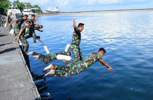 Marinir Makassar Bina Kemampuan Tempur Berenang di Laut Satu Kilometer
