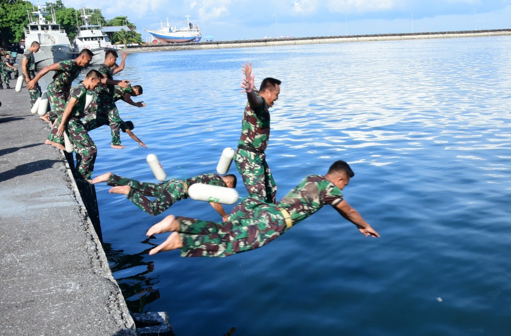 Marinir Makassar Bina Kemampuan Tempur Berenang di Laut Satu Kilometer